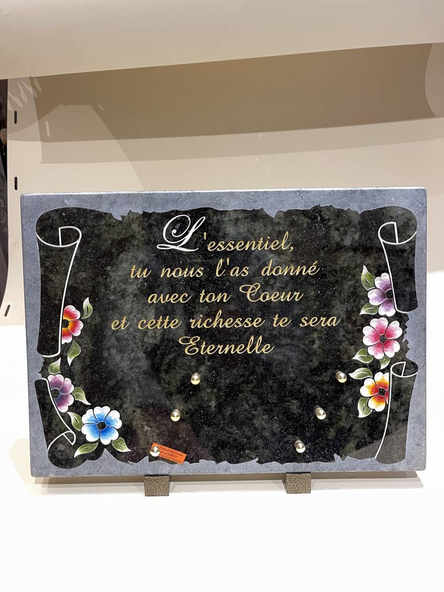 Plaque funéraire gravé avec motif parchemin et fleurs en couleurs